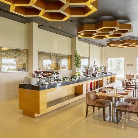 Hotel Naveen Lakeside Хубли Экстерьер фото