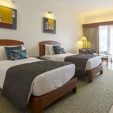 Hotel Naveen Lakeside Хубли Экстерьер фото