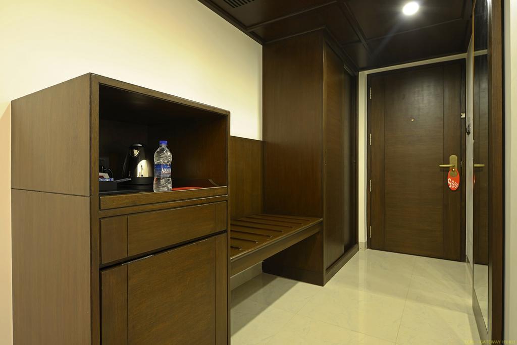 Hotel Naveen Lakeside Хубли Экстерьер фото