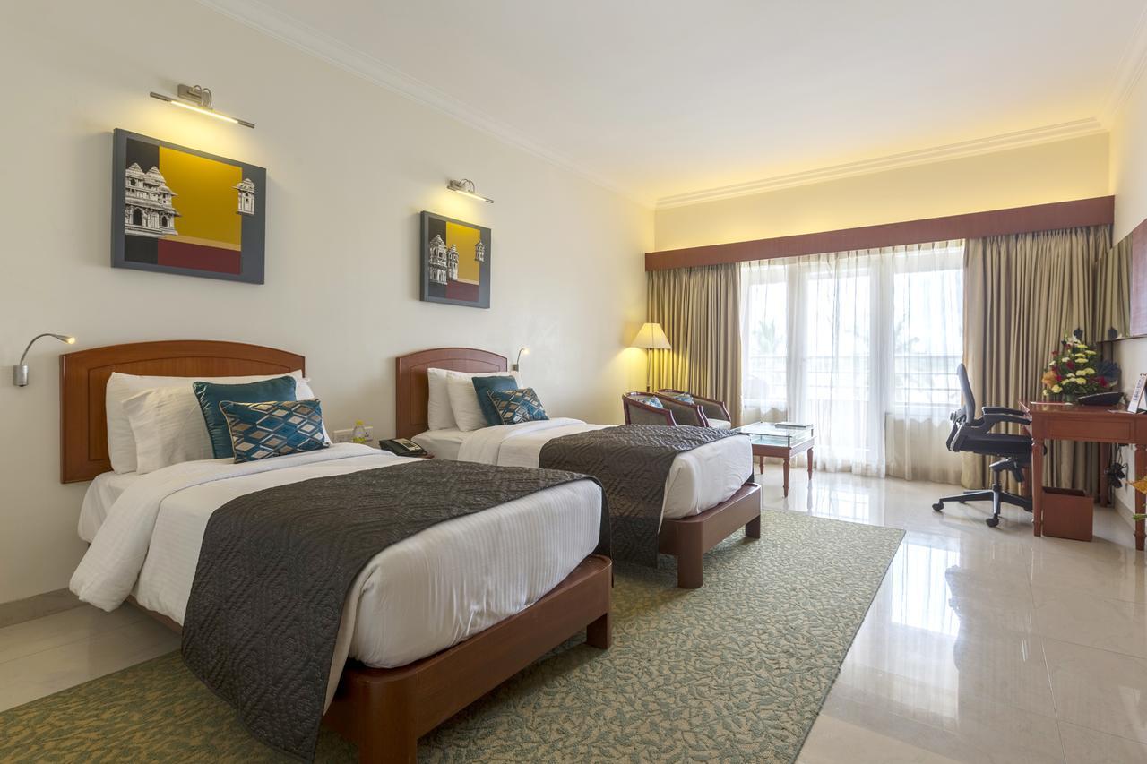 Hotel Naveen Lakeside Хубли Экстерьер фото