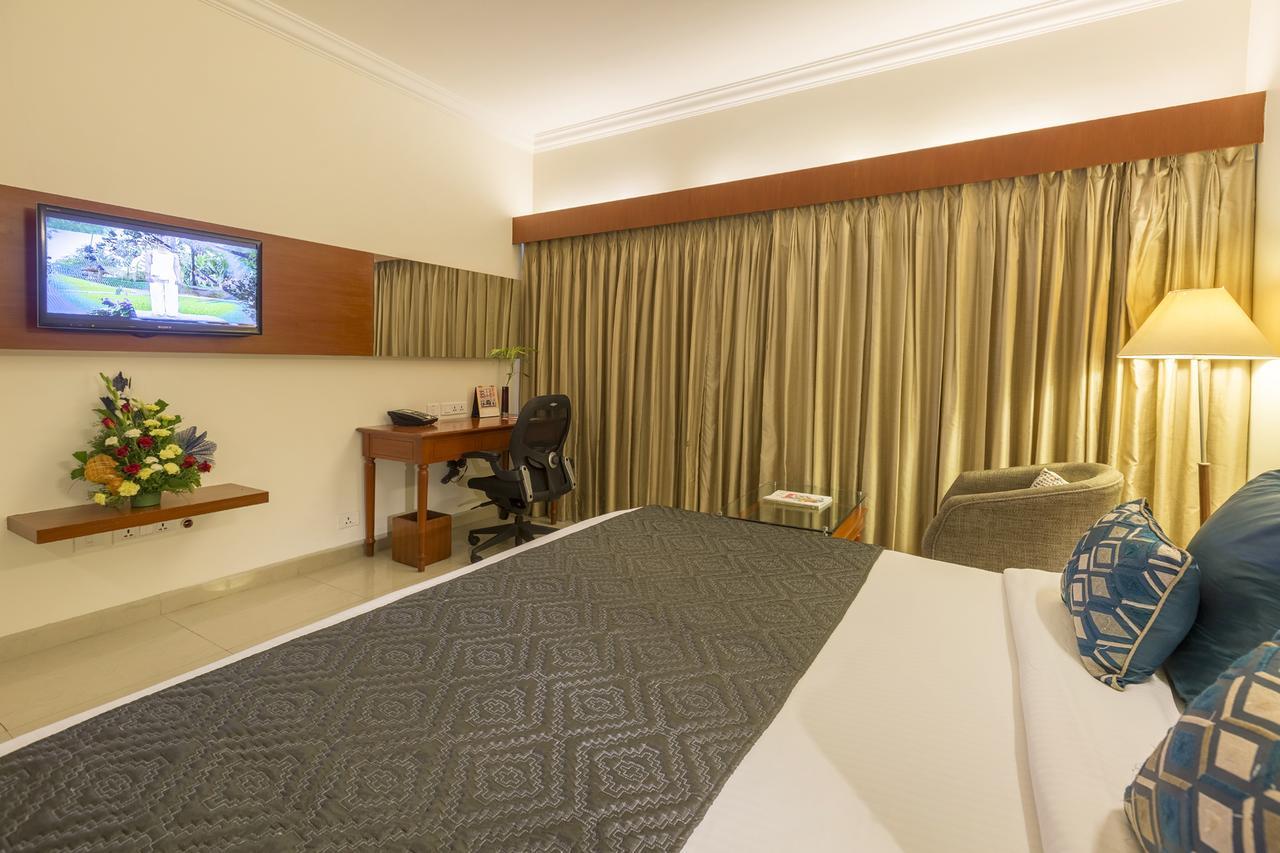 Hotel Naveen Lakeside Хубли Экстерьер фото