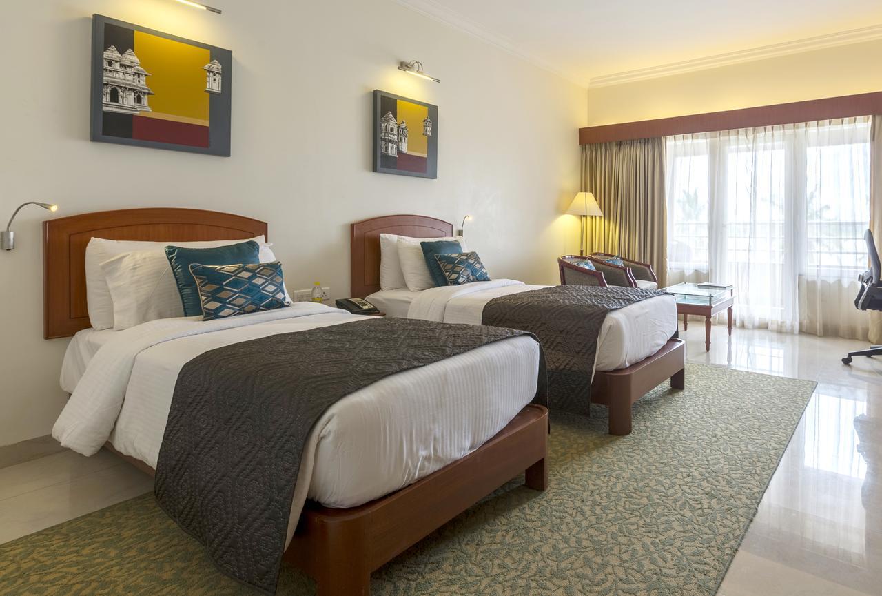 Hotel Naveen Lakeside Хубли Экстерьер фото