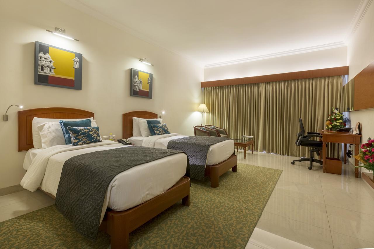 Hotel Naveen Lakeside Хубли Экстерьер фото