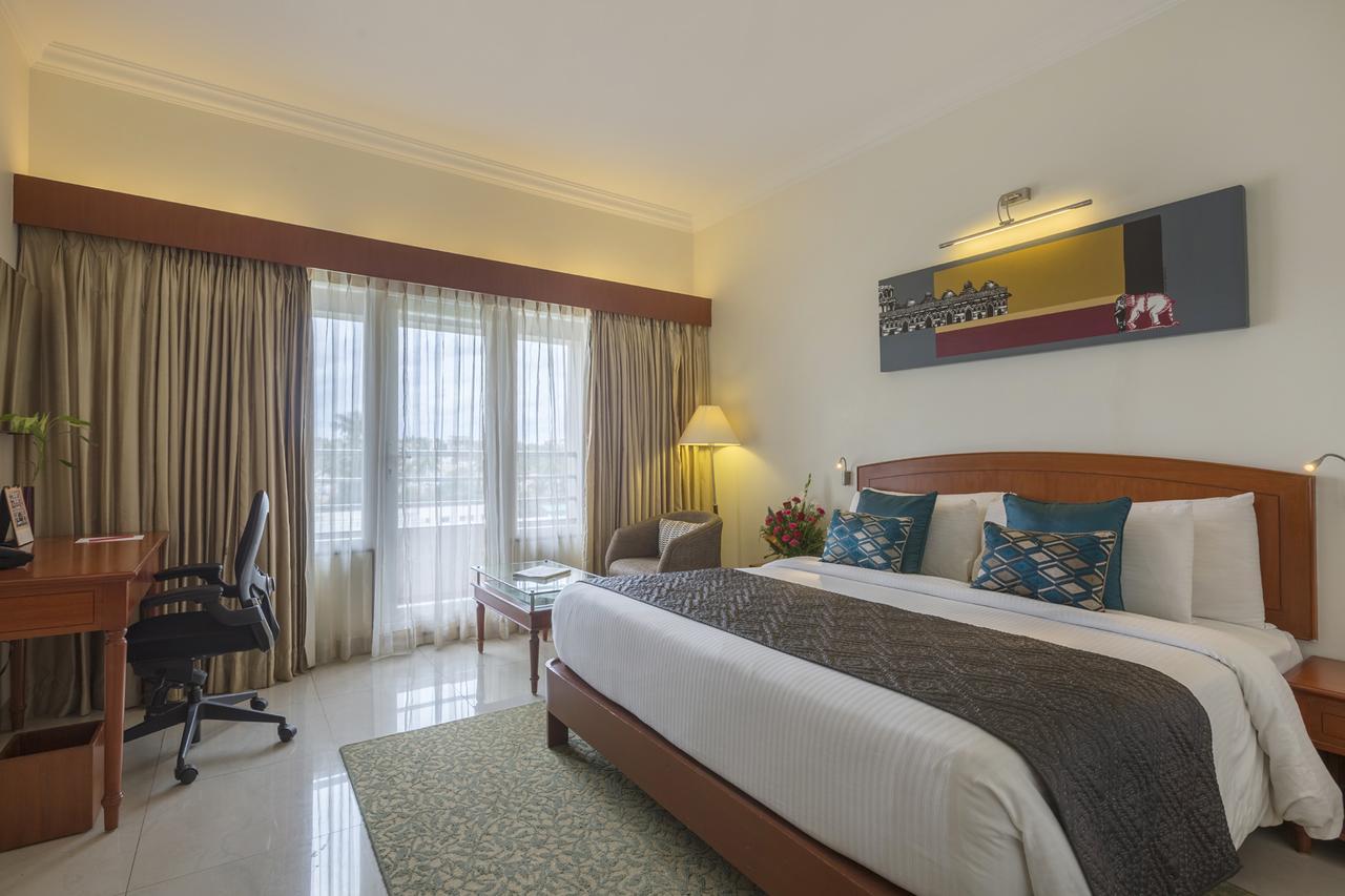 Hotel Naveen Lakeside Хубли Экстерьер фото