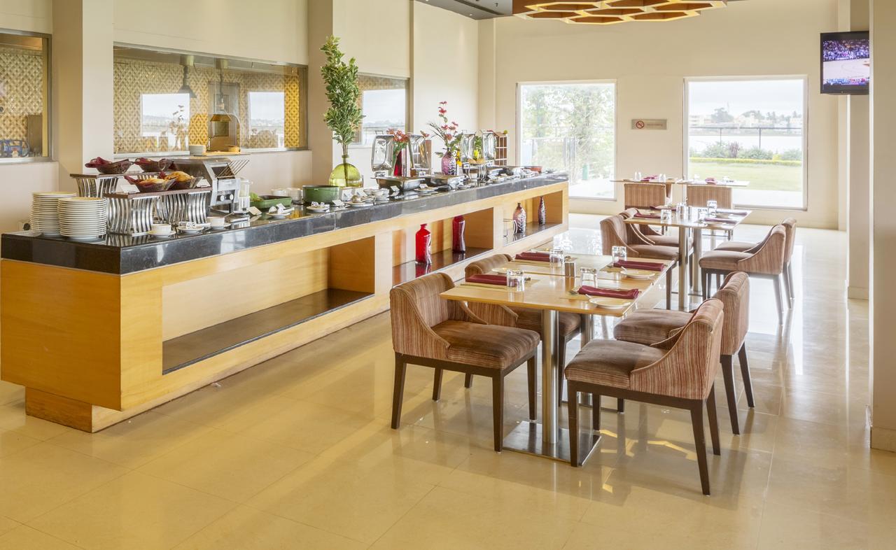 Hotel Naveen Lakeside Хубли Экстерьер фото