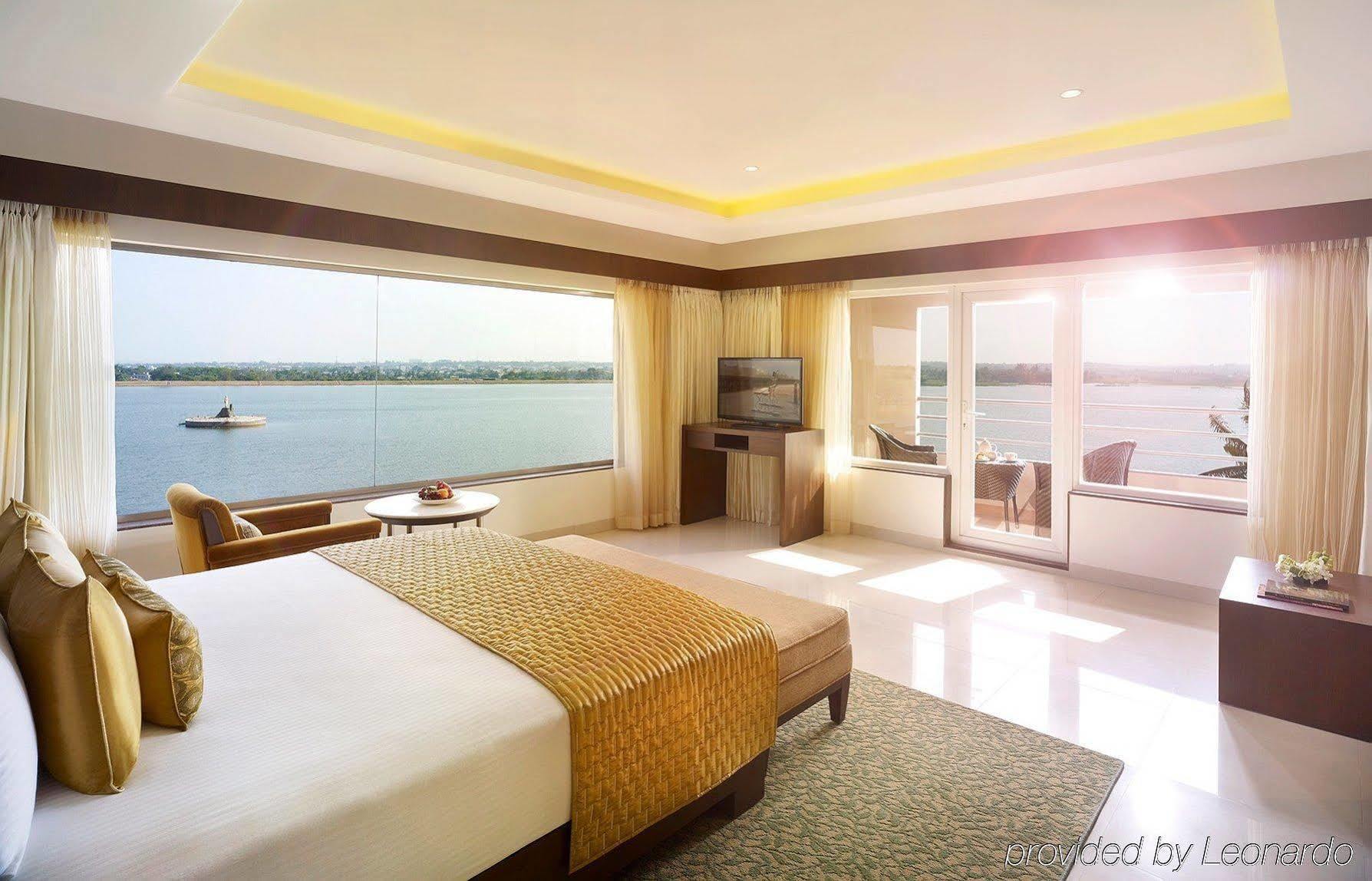 Hotel Naveen Lakeside Хубли Экстерьер фото
