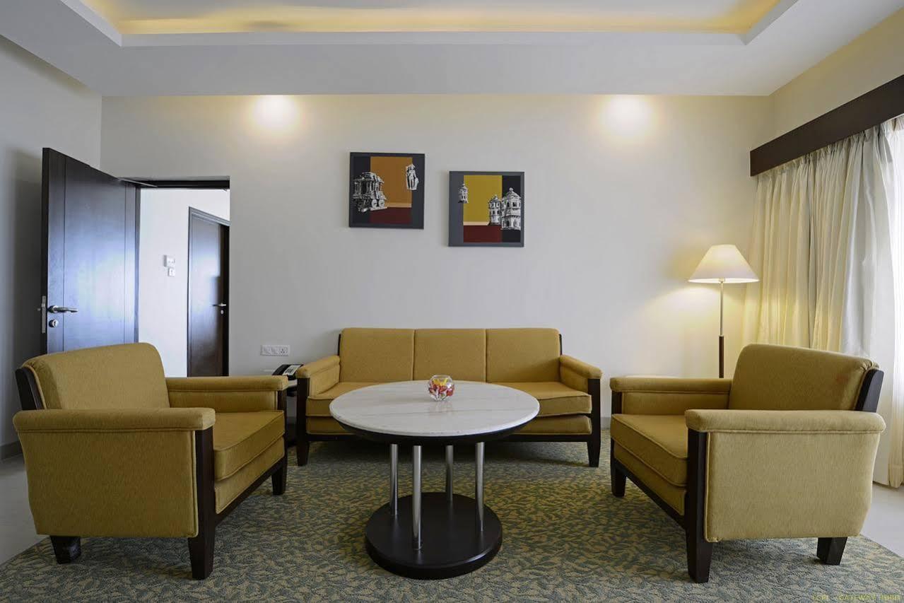 Hotel Naveen Lakeside Хубли Экстерьер фото