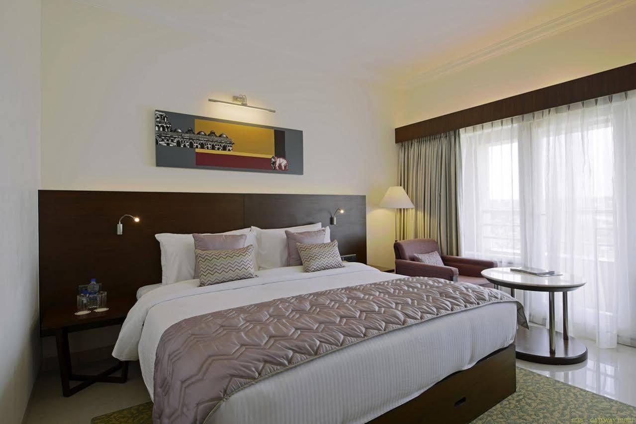 Hotel Naveen Lakeside Хубли Экстерьер фото