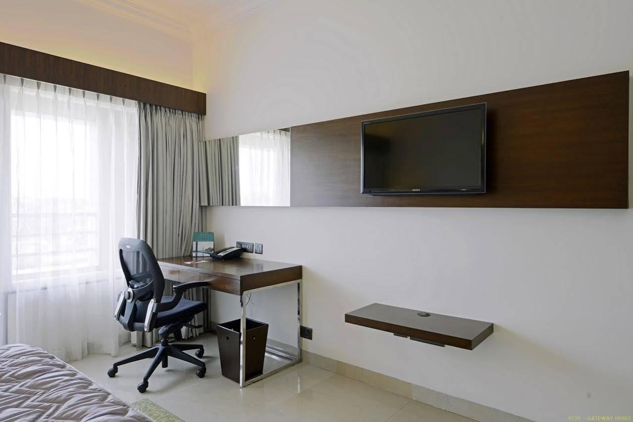Hotel Naveen Lakeside Хубли Экстерьер фото